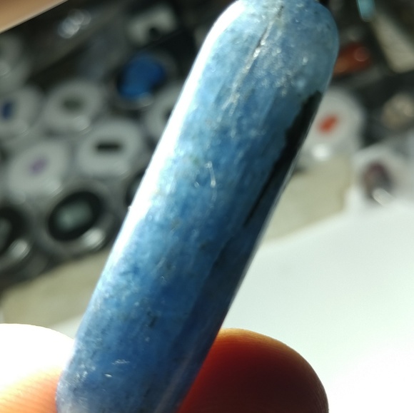 11.4 gr kyanite thumble polished. - Picture 2 of 3